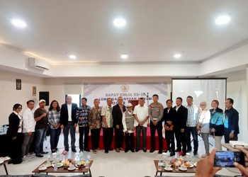 Narasumber dan Para Lembaga Bantuan Hukum ( LBH ),se-Bogor Timur (Botim ),foto bersama usai memberikan materi dalam  Rapat Kerja ke-III di Hotel Diara Metland Cileungsi. (Foto: Dok. RH/Mitrapolri.Com)