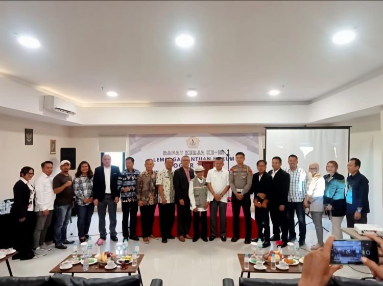 Narasumber dan Para Lembaga Bantuan Hukum ( LBH ),se-Bogor Timur (Botim ),foto bersama usai memberikan materi dalam  Rapat Kerja ke-III di Hotel Diara Metland Cileungsi. (Foto: Dok. RH/Mitrapolri.Com)