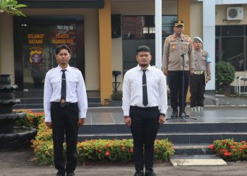 Wakapolresta Palangka Raya AKBP Moch. Isharyadi Fitriawan, S.I.K., M.M., memimpin langsung apel pagi di halaman Mapolresta Palangka Raya pada Senin (16/6/2025) pukul 07.00 WIB.