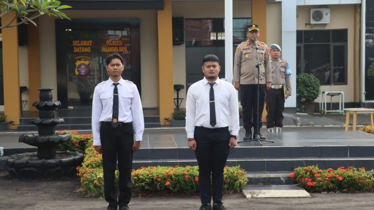 Wakapolresta Palangka Raya AKBP Moch. Isharyadi Fitriawan, S.I.K., M.M., memimpin langsung apel pagi di halaman Mapolresta Palangka Raya pada Senin (16/6/2025) pukul 07.00 WIB.