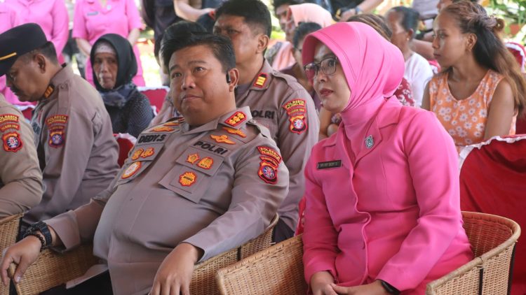 Baksos tersebut dibuka secara langsung oleh Kapolresta, Kombes Pol. Dedy Supriadi, S.I.K., M.H. dan dihadiri oleh Wakapolresta, para Pejabat Utama (PJU) beserta Ketua Bhayangkari Cabang Kota, Ny. Ayi Dedy Supriadi dan para pengurus.