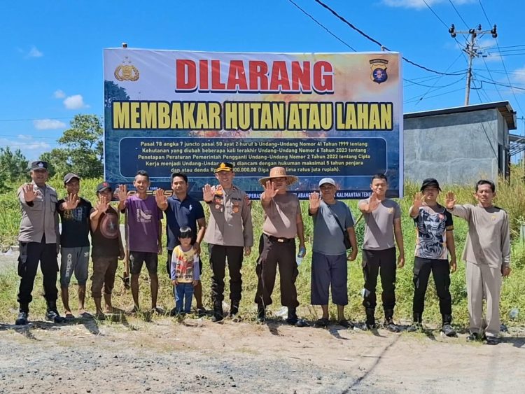 Pemasangan spanduk kali ini, dilaksanakan di Jalan Kranggan Kota Palangka Raya, dipimipin oleh Kaposko Operasi Bina Karuna Telabang 2025 Kompol Wahyu Edi Priyanto, S.H bersama sejumlah anggotanya.