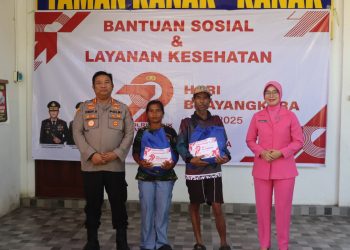 Ratusan paket bantuan sosial (bansos) disalurkan oleh Kepolisian Resor Kota (Polresta) Palangka Raya, Polda Kalteng saat menggelar bakti sosial pada Tempat Pembuangan Akhir (TPA) di kawasan Jalan Tjilik Riwut Km. 14, Senin (16/6/2025) pagi.