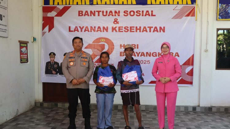 Ratusan paket bantuan sosial (bansos) disalurkan oleh Kepolisian Resor Kota (Polresta) Palangka Raya, Polda Kalteng saat menggelar bakti sosial pada Tempat Pembuangan Akhir (TPA) di kawasan Jalan Tjilik Riwut Km. 14, Senin (16/6/2025) pagi.