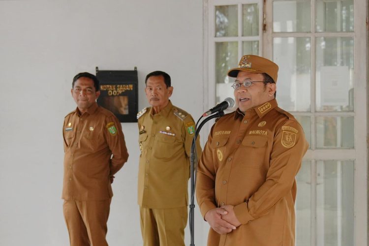 Wali Kota Sabang Zulkifli H. Adam didampingi Wakil Wali Kota Sabang Suradji Junus memimpin apel gabungan perdana dalam mengawali masa jabatannya sebagai Wali Kota dan Wakil Wali Kota Sabang Periode 2025-2030.
