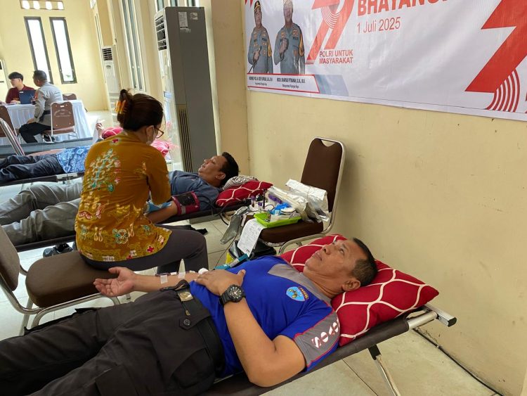 Polresta Palangka Raya menggelar kegiatan bakti kesehatan berupa donor darah yang dilaksanakan di Aula Yusuf Suganda, Mapolresta Jalan Tjilik Riwut Km. 3,5, Selasa (17/6/2025).