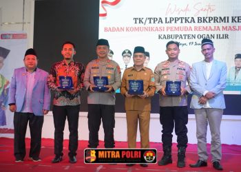 Kapolres Ogan Ilir AKBP Bagus Suryo Wibowo, S.IK dan Kapolsek Tanjung Batu IPTU Dr.saparudin Akso SH.M.si., C.P.H.R.,C.H.T. menerima penghargaan dari BKPRMI Kabupaten Ogan Ilir dalam acara Wisuda Santri ke-XX TK/TPA LPPTKA BKPRMI yang berlangsung di Gedung Serbaguna Pemkab Ogan Ilir.