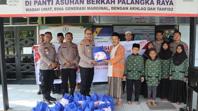 Penyaluran bansos kali ini dilakukan oleh Wakapolresta, AKBP Moch. Isharyadi Fitriawan, S.I.K., M.M. bersama para Pejabat Utama (PJU) di Panti Asuhan Berkah yang berada pada kawasan Jalan G. Obos, Kota Palangka Raya, Kalimantan Tengah, Rabu (18/6/2025) pagi.