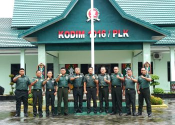 Tim Pengawas dan Evaluasi (Wasev) Staf Teritorial Angkatan Darat (Sterad) yang dipimpin IRUTUM ITPUSTERAD Kolonel Kav Didi Carsidi,S.Sos.,M.I.POL, melakukan kunjungan kerja ke Kodim 1016/Palangka Raya, Kamis (19/06/25).