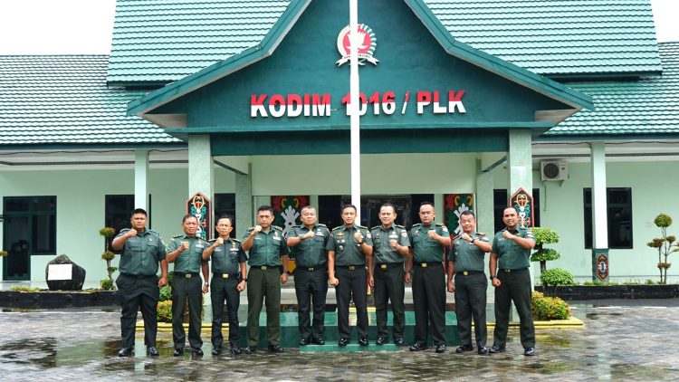 Tim Pengawas dan Evaluasi (Wasev) Staf Teritorial Angkatan Darat (Sterad) yang dipimpin IRUTUM ITPUSTERAD Kolonel Kav Didi Carsidi,S.Sos.,M.I.POL, melakukan kunjungan kerja ke Kodim 1016/Palangka Raya, Kamis (19/06/25).