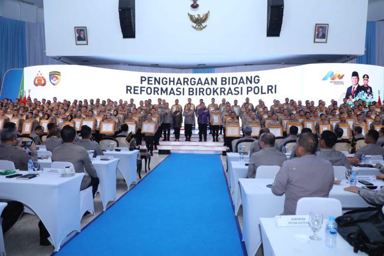 oleh Menteri PANRB Rini Widyantini, didampingi Kapolri Jenderal Polisi Drs. Listyo Sigit Prabowo, dalam kegiatan Musrenbang Polri Tahun 2025 yang digelar di Gedung Mutiara PTIK, Mabes Polri, Jakarta, Kamis (19/6/2025).
