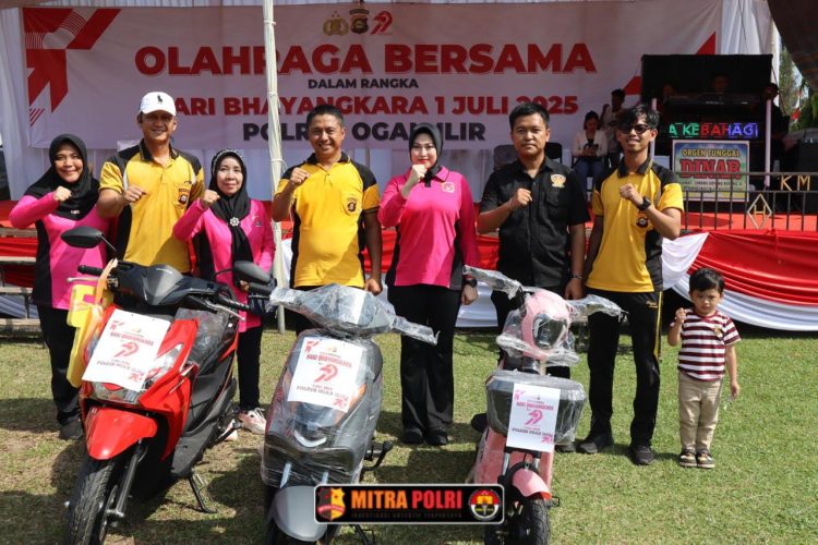 Polres Ogan Ilir menggelar kegiatan olahraga bersama yang berlangsung meriah dalam suasana penuh keakraban di halaman Mapolres Ogan Ilir, Jumat pagi (20/6/25).