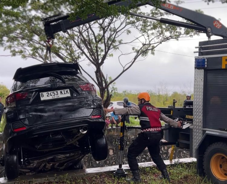 Pada Jumat pagi (20/6/2025), tim melaksanakan evakuasi kendaraan roda empat yang mengalami kecelakaan tunggal di Jl. Ir. Soekarno, Palangka Raya.