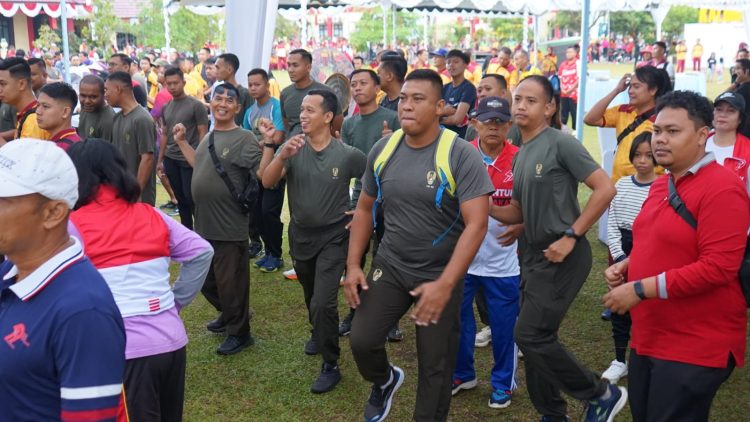Anggota Kodim 1016/Plk ikuti Jalan Sehat dan Sepeda Santai yang di laksanakan di Mapolda Kalimantan Tengah, Sabtu (21/06/2025).