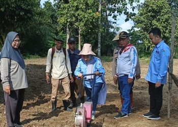Polsek Rantau Alai menghadiri dan ikut serta dalam kegiatan penanaman bibit jagung percontohan yang dilaksanakan di Desa Sanding Marga, Kecamatan Rantau Alai, Kabupaten Ogan Ilir.