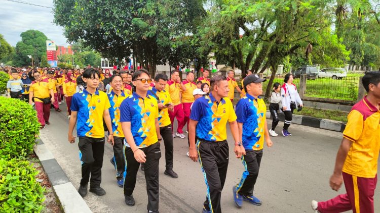 Polresta Palangka Raya turut ambil bagian dalam kegiatan jalan santai yang digelar oleh Polda Kalimantan Tengah, Sabtu (21/6/2025).