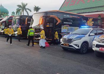 Personel Satuan Lalu Lintas (Satlantas) Polresta Palangka Raya melaksanakan tugas pengamanan dan pengawalan terhadap rombongan jamaah haji Kloter 4 asal Kota Palangka Raya yang kembali dari Tanah Suci melalui Asrama Haji Embarkasi Banjarbaru, Kalimantan Selatan, Sabtu (21/6/2025).