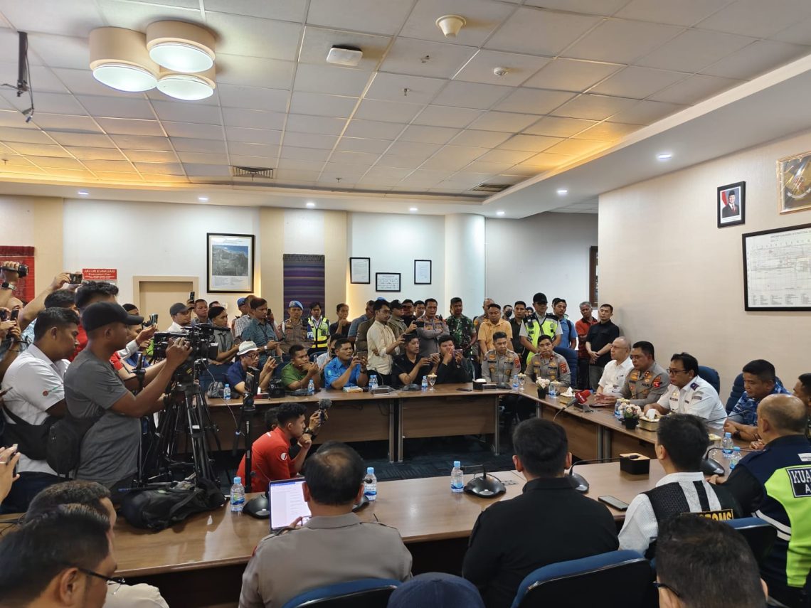 BERI KETERANGAN: Kapolda Sumut, Irjen Pol Whisnu Hermawan Februanto memberikan penjelasan terkait kesigapan tim gabungan menanggulangi dugaan ancaman bom pesawat Saudi Airlines nomor penerbangan SV-5688 rute Jeddah–Muscat–Surabaya yang mendarat darurat di Bandara Internasional Kualanamu, Sumatera Utara, Sabtu (21/6/2025). (Foto Dok/ Polda Sumut)
