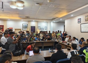 BERI KETERANGAN: Kapolda Sumut, Irjen Pol Whisnu Hermawan Februanto memberikan penjelasan terkait kesigapan tim gabungan menanggulangi dugaan ancaman bom pesawat Saudi Airlines nomor penerbangan SV-5688 rute Jeddah–Muscat–Surabaya yang mendarat darurat di Bandara Internasional Kualanamu, Sumatera Utara, Sabtu (21/6/2025). (Foto Dok/ Polda Sumut)