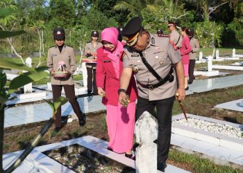 Kapolresta Palangka Raya Kombes Pol. Dedy Supriadi, S.I.K., M.H. turut serta dalam kegiatan upacara ziarah dan tabur bunga di Taman Makam Pahlawan (TMP) Sanaman Lampang, Jalan Tjilik Riwut Km. 3, Kota Palangka Raya.