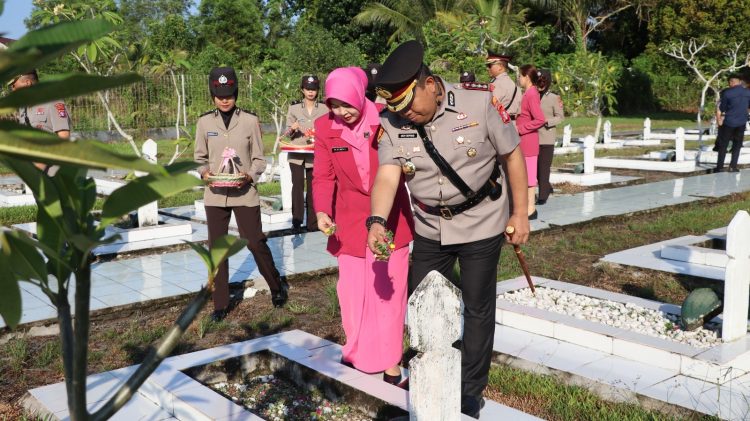 Kapolresta Palangka Raya Kombes Pol. Dedy Supriadi, S.I.K., M.H. turut serta dalam kegiatan upacara ziarah dan tabur bunga di Taman Makam Pahlawan (TMP) Sanaman Lampang, Jalan Tjilik Riwut Km. 3, Kota Palangka Raya.