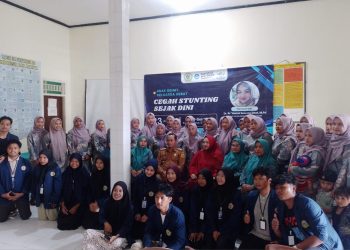 Usai Penyampaian Materi Sesi Foto bersama Narasumber,Kepala Desa,Ibu-ibu Peserta dan Juga Para Mahasiswa IAI-Al-Aqidah Al- Hasyimiyyah. (Foto. Dok: RH/Mitrapolri.Com)
