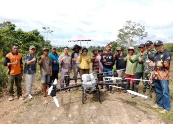 Dalam pelaksanaan kunjungan kerja wakil Bupati Gunung Mas Ibu Ir. Efrensia L.P Umbing, M.Si di lokasi persawahan Sekata Tewah dalam rangka meningkatkan produksi padi untuk ketahanan pangan nasional, kemudian di lanjutkan pemeriksaan alat pertanian berupa drone serta meninjau sejauh mana perkembangan persawahan yang ada di persawahan sekata Tewah.
