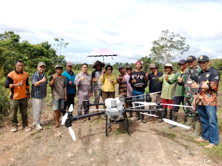 Dalam pelaksanaan kunjungan kerja wakil Bupati Gunung Mas Ibu Ir. Efrensia L.P Umbing, M.Si di lokasi persawahan Sekata Tewah dalam rangka meningkatkan produksi padi untuk ketahanan pangan nasional, kemudian di lanjutkan pemeriksaan alat pertanian berupa drone serta meninjau sejauh mana perkembangan persawahan yang ada di persawahan sekata Tewah.