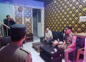 Dalam Dialog dengan Pemilik THM Kanit Satpol PP Dadang akan menindak tegas yang belum mengantongi izin usaha. (Foto. Dok: RH/Mitrapolri.Com)