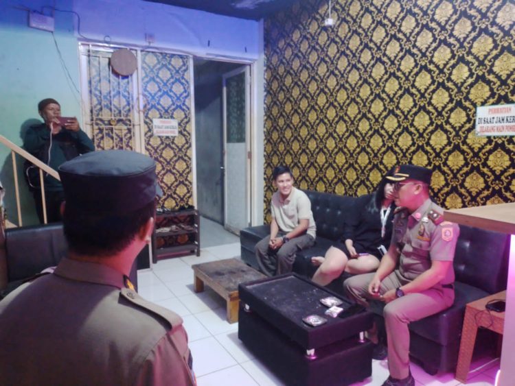 Dalam Dialog dengan Pemilik THM Kanit Satpol PP Dadang akan menindak tegas yang belum mengantongi izin usaha. (Foto. Dok: RH/Mitrapolri.Com)