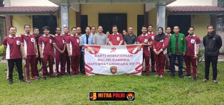 Polres Ogan Ilir melalui Satuan Intelkam melaksanakan kegiatan bakti kebersihan di Gereja Hati Kudus Yesus, Kecamatan Indralaya Utara, Kabupaten Ogan Ilir. Kegiatan ini menggandeng organisasi kepemudaan (OKP), masyarakat setempat, dan jemaat gereja, Selasa (24/06/2025).