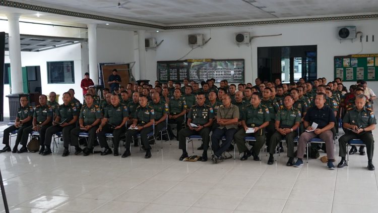 Anggota Kodim 1016/Plk ikuti pengarahan Pangdam XII/Tanjungpura melalui Video Conference bertempat di Aula Makodim 1016/Plk, Rabu 25 Juni 2025.