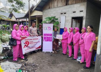 Polsek Sabangau Polresta Palangka Raya menunjukkan kepeduliannya kepada masyarakat dengan menyalurkan bantuan sosial (bansos) di wilayah Kelurahan Kereng Bangkirai, Kecamatan Sabangau.