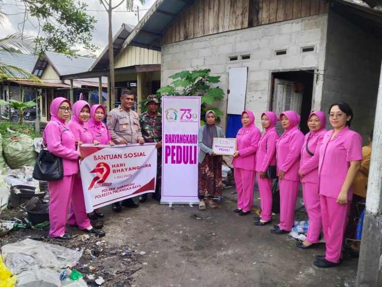 Polsek Sabangau Polresta Palangka Raya menunjukkan kepeduliannya kepada masyarakat dengan menyalurkan bantuan sosial (bansos) di wilayah Kelurahan Kereng Bangkirai, Kecamatan Sabangau.