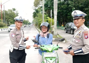 Satuan Lalu Lintas Polresta Palangka Raya menggelar kegiatan pendidikan masyarakat lalu lintas (Dikmas Lantas) di Bundaran Besar, Rabu (25/6/2025).