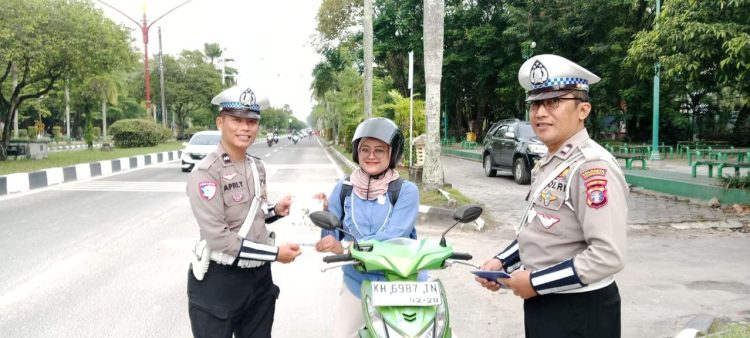 Satuan Lalu Lintas Polresta Palangka Raya menggelar kegiatan pendidikan masyarakat lalu lintas (Dikmas Lantas) di Bundaran Besar, Rabu (25/6/2025).