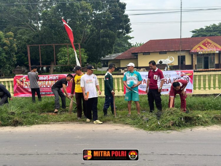 Polsek Tanjung Raja menggelar kegiatan Bakti Sosial bersama mitra Polri pada Kamis pagi, 26 Juni 2025, sekitar pukul 08.00 WIB. Kegiatan yang berfokus di sekitar Mako Polsek Tanjung Raja ini berlangsung dalam suasana penuh kebersamaan dan semangat gotong royong.