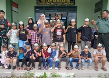 Kegiatan tersebut dihadiri oleh Ibu Devi P. Lestary ( Founder Hifdzy Library), S. Nadzirin (Leader Hifdzy Library), Danramil Manuhing di Wakili Babinsa Sertu Sumarso beserta 3 orang anggota dan Anak-anak TK dan SD Yayasan Hifdzy Library Kalimantan Tengah.