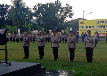 Kepolisian Resor Ogan Komering Ilir (Polres OKI) melaksanakan Serah Terima Jabatan (Sertijab) sejumlah pejabat utama dan Kapolsek di halaman Mapolres OKI dan di pimpin Langsung oleh Kapolres OKI AKBP Eko Rubianto,SH,S,I,K, M,H, dan Seluruh personil polres OKI Kamis, (26/6/2025) pukul 16,00 WIB Juni 2025, pukul 16.00 WIB.