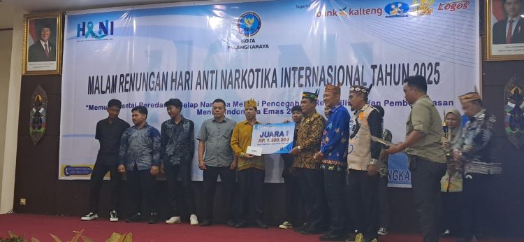 Jajaran Satresnarkoba Polresta Palangka Raya menghadiri kegiatan Malam Renungan yang digelar di Aula Balai Guru dan Tenaga Kependidikan (BGTK) Provinsi Kalimantan Tengah, Jalan Tjilik Riwut Km 5,5, Kelurahan Bukit Tunggal, Kecamatan Jekan Raya, Kamis malam (26/6/2025).