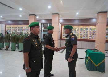 Komandan Korem (Danrem) 102/Pjg Brigjen TNI Wimoko S.E., M.Si.,memimpin acara Sertijab dan Lepas Sambut Kasi Ter Kasrem 102/Pjg dari Kolonel Inf Pomlathon Badiradja Tambunan kepada Letkol Inf Noviandri S.Sos. Kegiatan berlangsung di Aula Makorem 102/Pj jl. Imam Bonjol no.5 kota palangka raya, Kamis 26/6/2025.