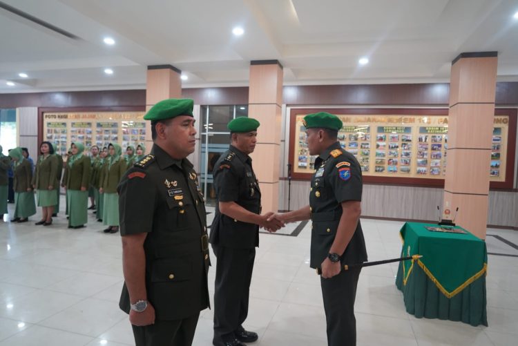 Komandan Korem (Danrem) 102/Pjg Brigjen TNI Wimoko S.E., M.Si.,memimpin acara Sertijab dan Lepas Sambut Kasi Ter Kasrem 102/Pjg dari Kolonel Inf Pomlathon Badiradja Tambunan kepada Letkol Inf Noviandri S.Sos. Kegiatan berlangsung di Aula Makorem 102/Pj jl. Imam Bonjol no.5 kota palangka raya, Kamis 26/6/2025.