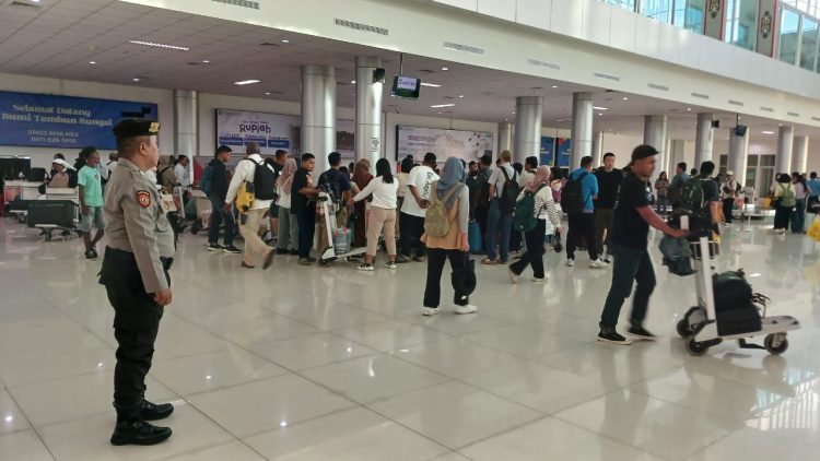 Personel Pos Pengamanan (Pos PAM) Bandara Tjilik Riwut jajaran Polresta Palangka Raya terus melaksanakan tugas pengamanan secara intensif guna memastikan keamanan dan kelancaran aktivitas penerbangan di wilayah Kota Palangka Raya, Sabtu (28/6/2025).