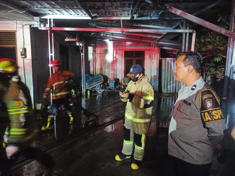 api menghanguskan sebagian dapur dari sebuah rumah warga yang terletak di Jalan Cendrawasih No. 11, Kelurahan Palangka, Kecamatan Jekan Raya, pada Minggu malam (29/6/2025) sekitar pukul 22.30 WIB.