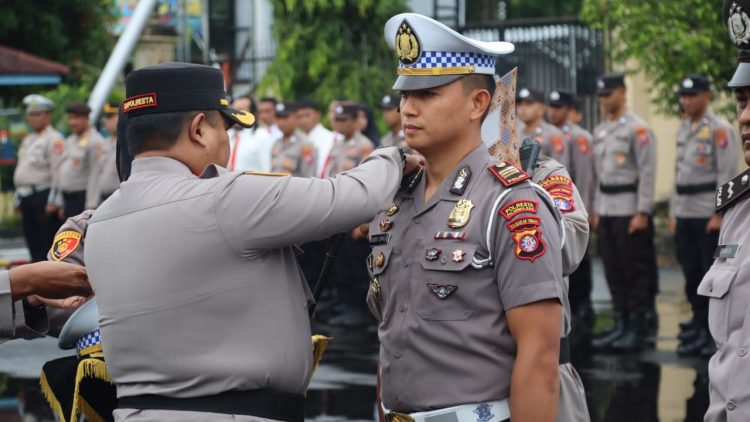 Polda Kalteng menggelar Upacara Laporan Kenaikan Pangkat bagi para personel kesatuannya yang telah dinyatakan layak dan memenuhi syarat untuk menerima kenaikan pangkat.