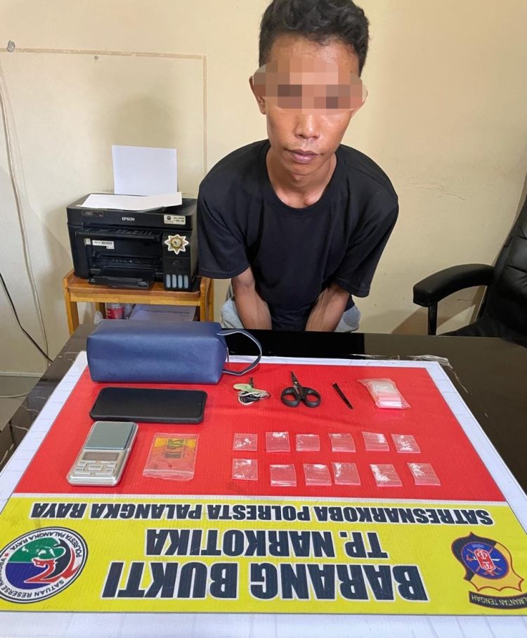 Seorang pria berinisial AR (30) diamankan oleh Satuan Reserse Narkoba (Satresnarkoba) Kepolisian Resor Kota (Polresta) Palangka Raya, Polda Kalteng akibat tertangkap tangan memiliki puluhan paket diduga narkotika jenis sabu.