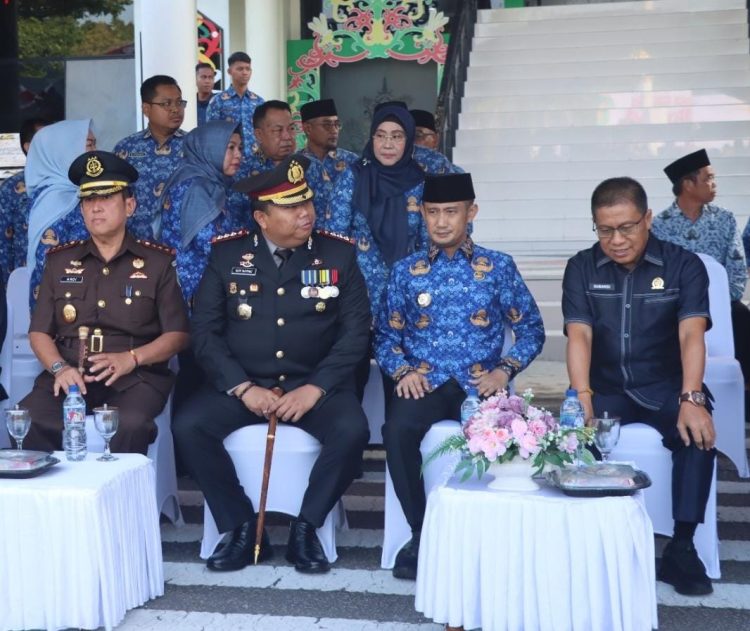 Kapolresta Palangka Raya Kombes Pol. Dedy Supriadi, S.I.K., M.H. menghadiri kegiatan Upacara Peringatan Hari Jadi ke-68 Kota Palangka Raya yang dilaksanakan di halaman Kantor Wali Kota Palangka Raya, Selasa (17/6/2025).