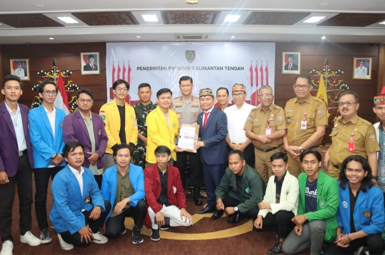 Kapolda Kalimantan Tengah (Kalteng), Irjen Pol Iwan Kurniawan, mendampingi Gubernur H. Agustiar Sabran melakukan audiensi bersama Badan Eksekutif Mahasiswa (BEM) Seluruh Indonesia wilayah Kalteng. Senin (2/6/2025).