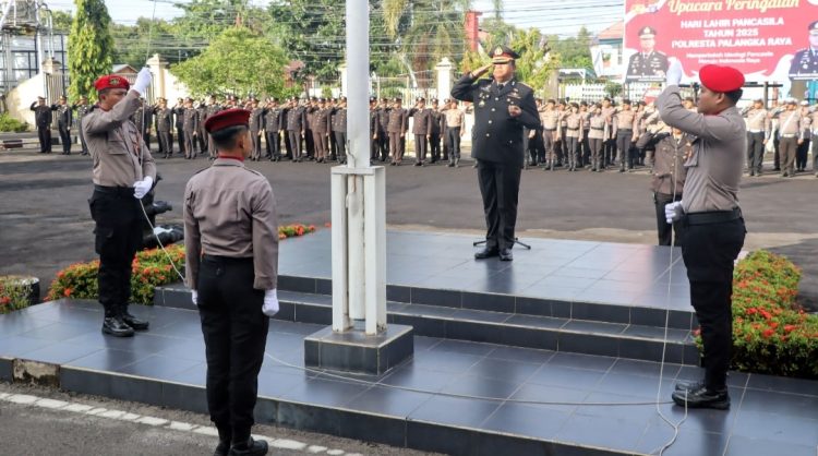Kapolresta Palangka Raya, Polda Kalteng, Kombes Pol. Dedy Supriadi, S.I.K., M.H. memimpin langsung Upacara Hari Lahir Pancasila yang dilaksanakan pada markas komandonya, Jalan Tjilik Riwut Km. 3,5, Senin (2/6/2025) pagi.