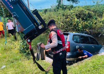 Personel Subdit Gasum Ditsamapta Polda Kalimantan Tengah (Kalteng) mendatangi TKP dan membantu evakuasi mobil tersebut. Senin (2/6/2025) Sore.